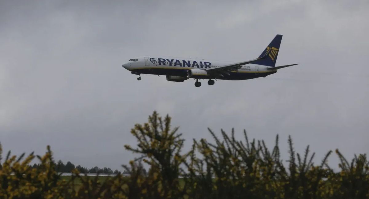 ¡Terror aéreo! Una ventanilla rota casi succiona a un pasajero en pleno vuelo Grecia-Alemania