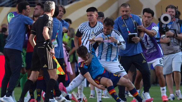 ¿Argentina es la selección más violenta? Rompe récord de expulsiones en finales de Mundial