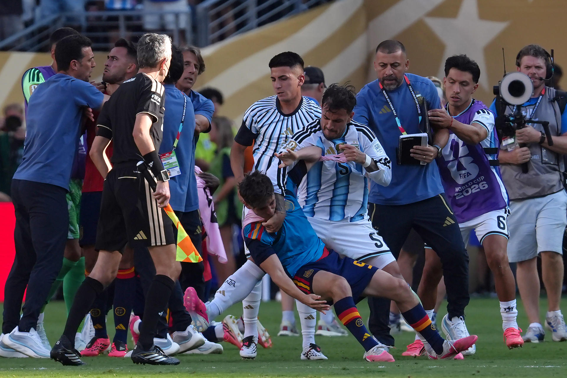 ¿Argentina es la selección más violenta Rompe récord de expulsiones en finales de Mundial