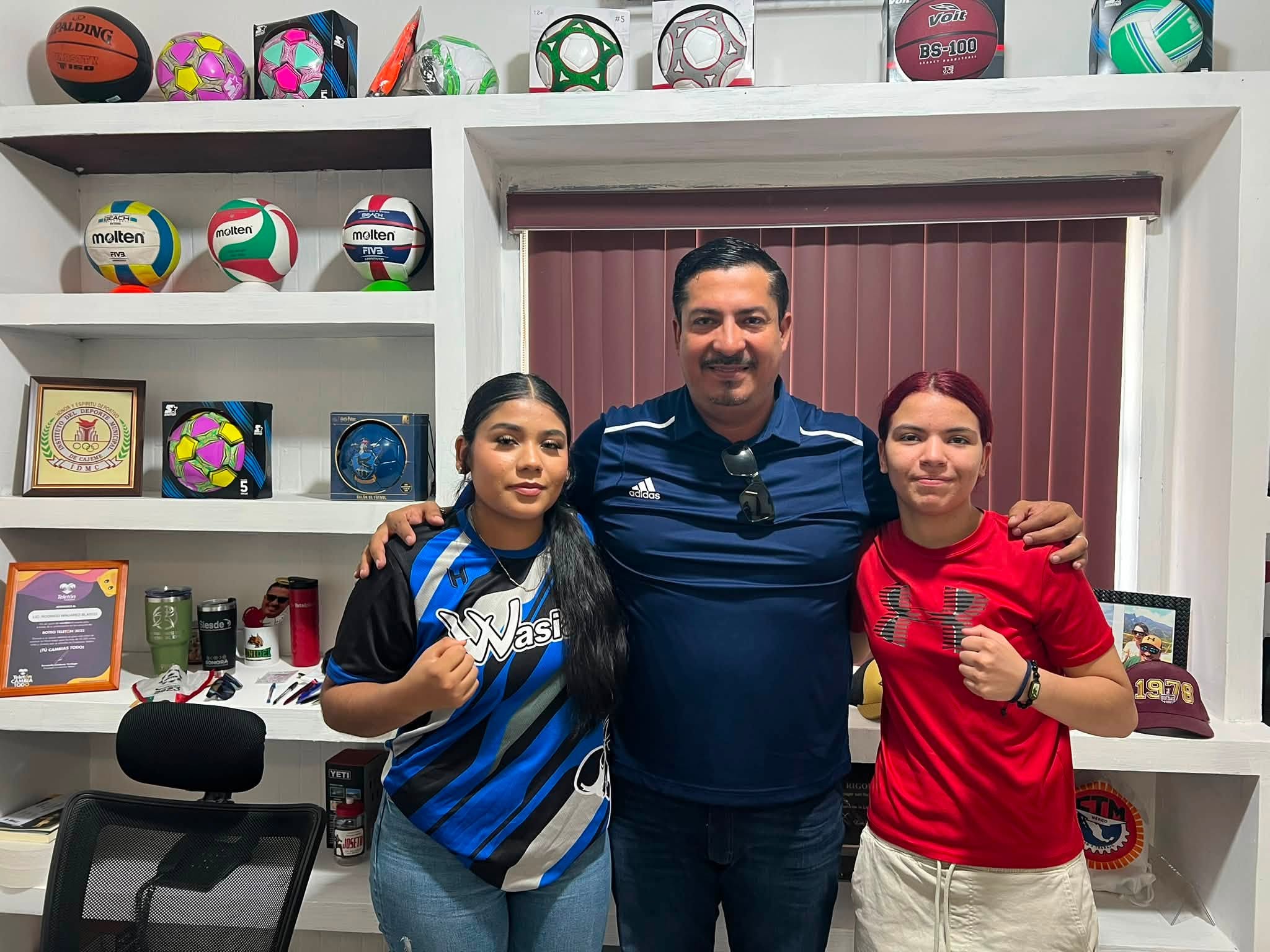 Gabriela Hernández y Mayte Esquer junto a Rodrigo Minjarez