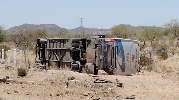 Vuelca autobús de pasajeros en carretera Guaymas-Hermosillo; reportan un fallecido y varios heridos