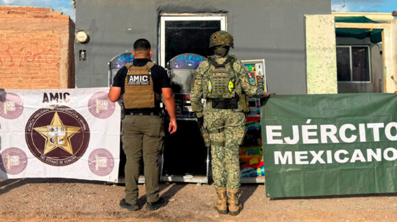 AMIC decomisa tres máquinas tragamonedas y envoltorios de marihuana durante cateo en Caborca
