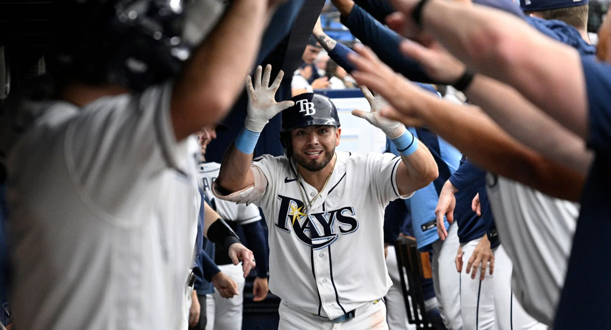 El mexicano es felicitado en el dugout por sus compañeros, después de su jonrón