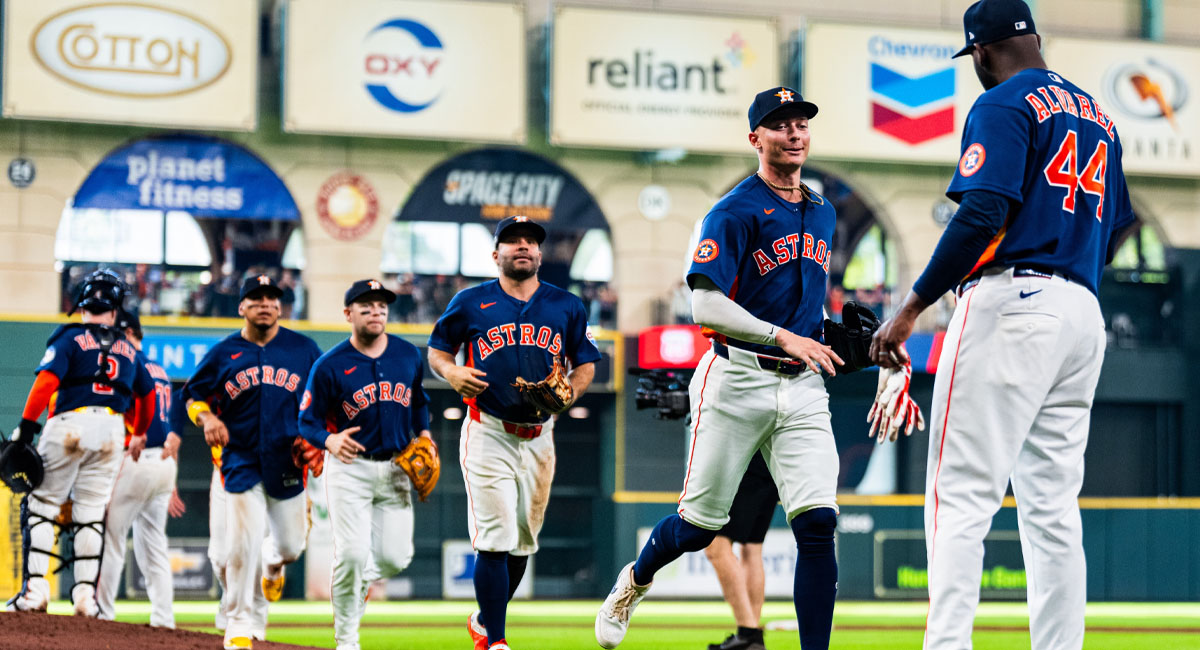 Los jugadores de los Astros festejan su triunfo en casa