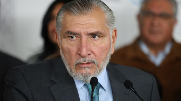 Adán Augusto reaparece en el Senado tras tres semanas de ausencia; evita dar declaraciones