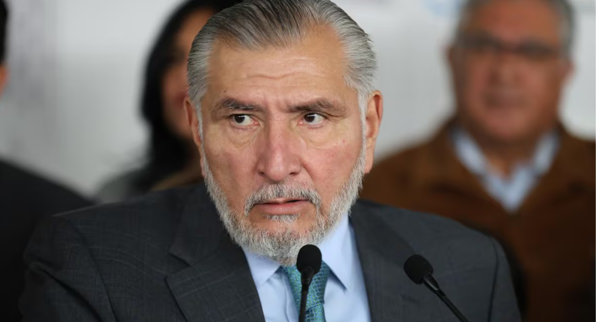 Adán Augusto reaparece en el Senado tras tres semanas de ausencia; evita dar declaraciones
