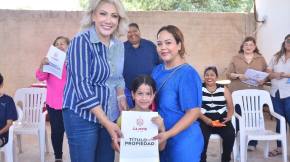 “Ahora sí la casa ya es nuestra”: Familias de Cajeme reciben escrituras de propiedad