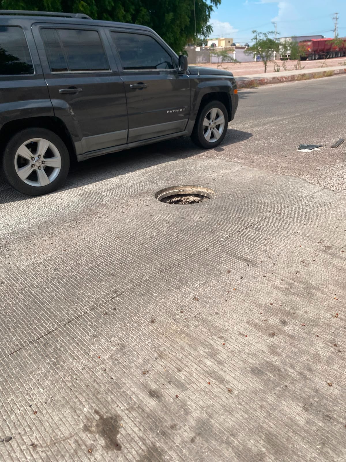 Alcantarillas sin tapa ponen en riesgo a vecinos y automovilistas en Guaymas Norte