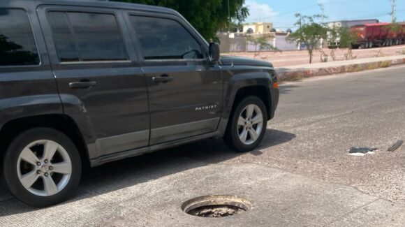 Alcantarillas sin tapa ponen en riesgo a vecinos y automovilistas en Guaymas Norte