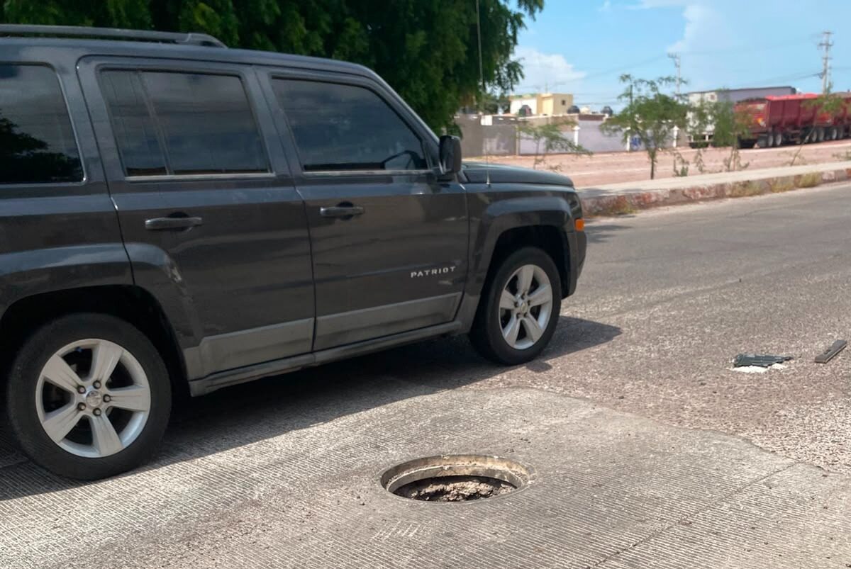 Alcantarillas sin tapa ponen en riesgo a vecinos y automovilistas en Guaymas Norte