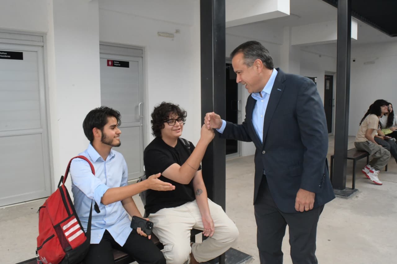 Antonio Astiazarán destaca el crecimiento económico de Hermosillo en la Universidad Vizcaya de las Américas