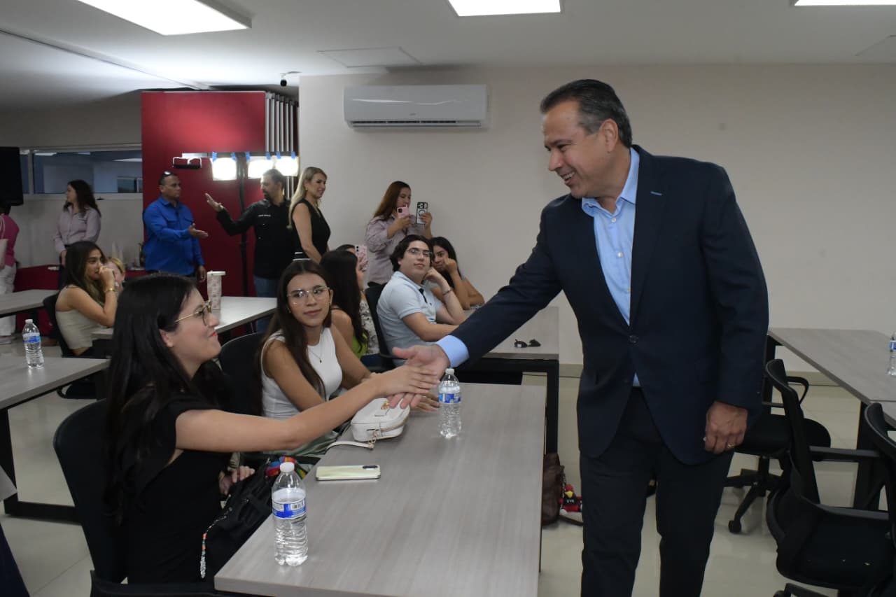 Antonio Astiazarán destaca el crecimiento económico de Hermosillo en la Universidad Vizcaya de las Américas
