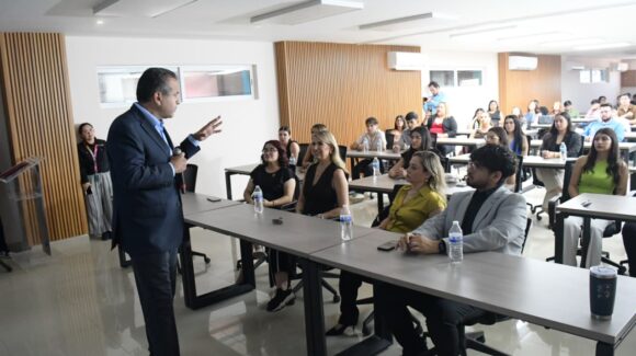 Antonio Astiazarán destaca el crecimiento económico de Hermosillo en la Universidad Vizcaya de las Américas