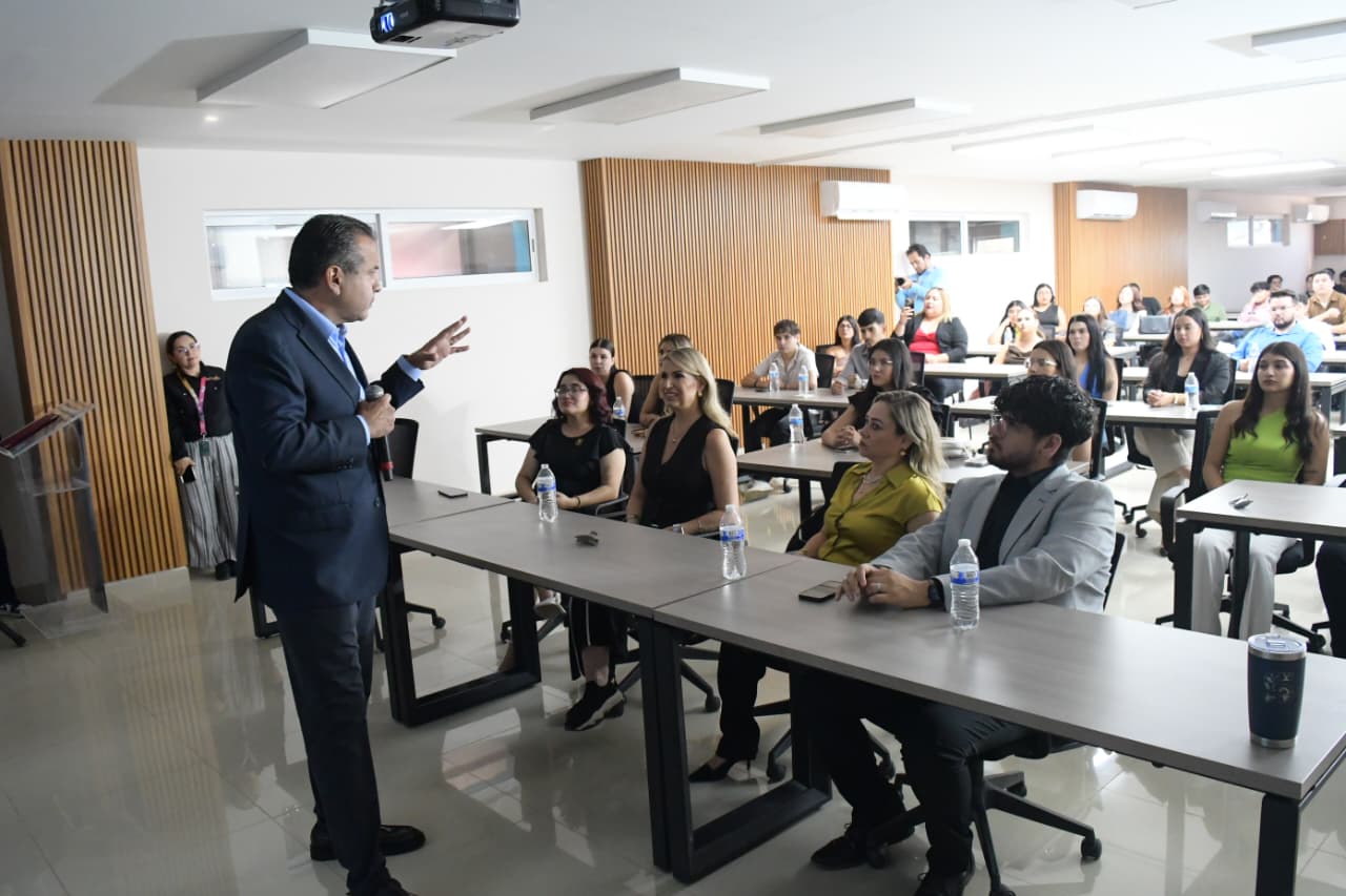 Antonio Astiazarán destaca el crecimiento económico de Hermosillo en la Universidad Vizcaya de las Américas