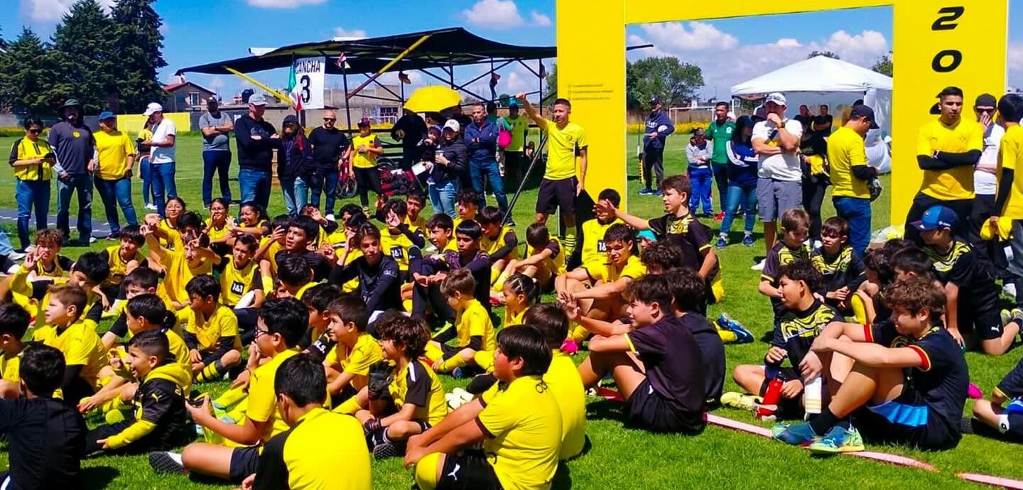 Apoya Toño Astiazarán a joven futbolista hermosillense que irá a Alemania