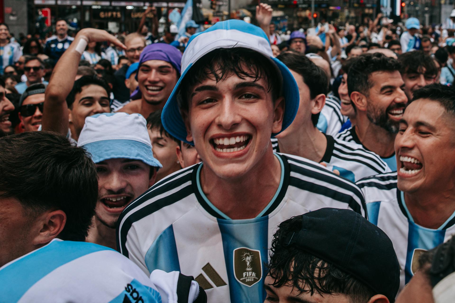 Argentinos toman el Times Square previo a la final del Mundial 2026