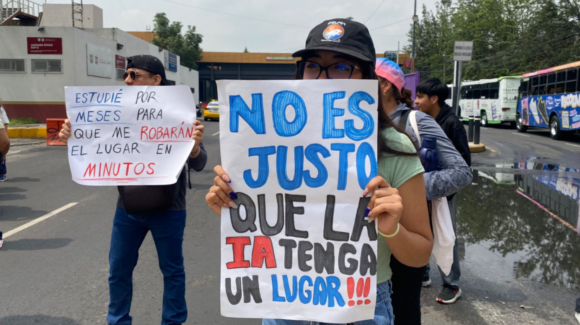 Aspirantes inconformes con examen en línea de la UNAM protestan en CU; exigen transparencia en resultados