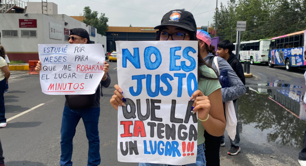 Aspirantes inconformes con examen en línea de la UNAM protestan en CU; exigen transparencia en resultados