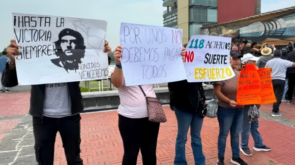 Aspirantes seleccionados de la UNAM protestan para exigir que se respeten sus lugares asignados