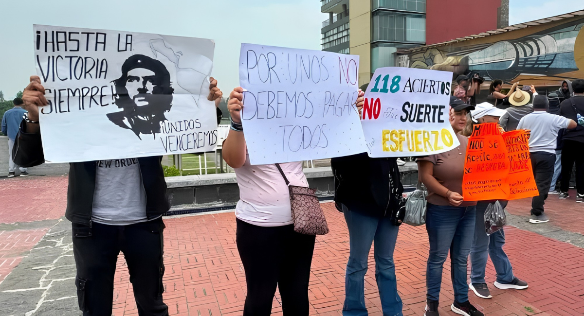Aspirantes seleccionados de la UNAM protestan para exigir que se respeten sus lugares asignados