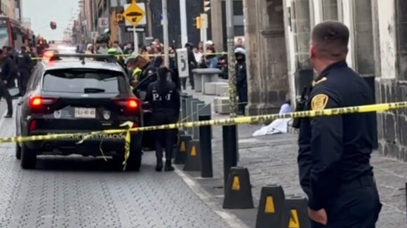 Ataque armado en pleno Centro Histórico de CDMX deja un muerto y dos heridos; motosicarios huyeron