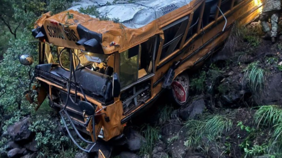 Autobús escolar menonita cae a barranco en Chihuahua; muere una joven y hay 25 heridos