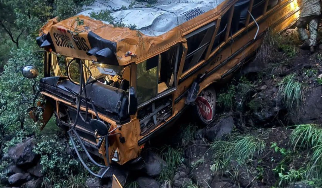 Autobús escolar menonita cae a barranco en Chihuahua; muere una joven y hay 25 heridos