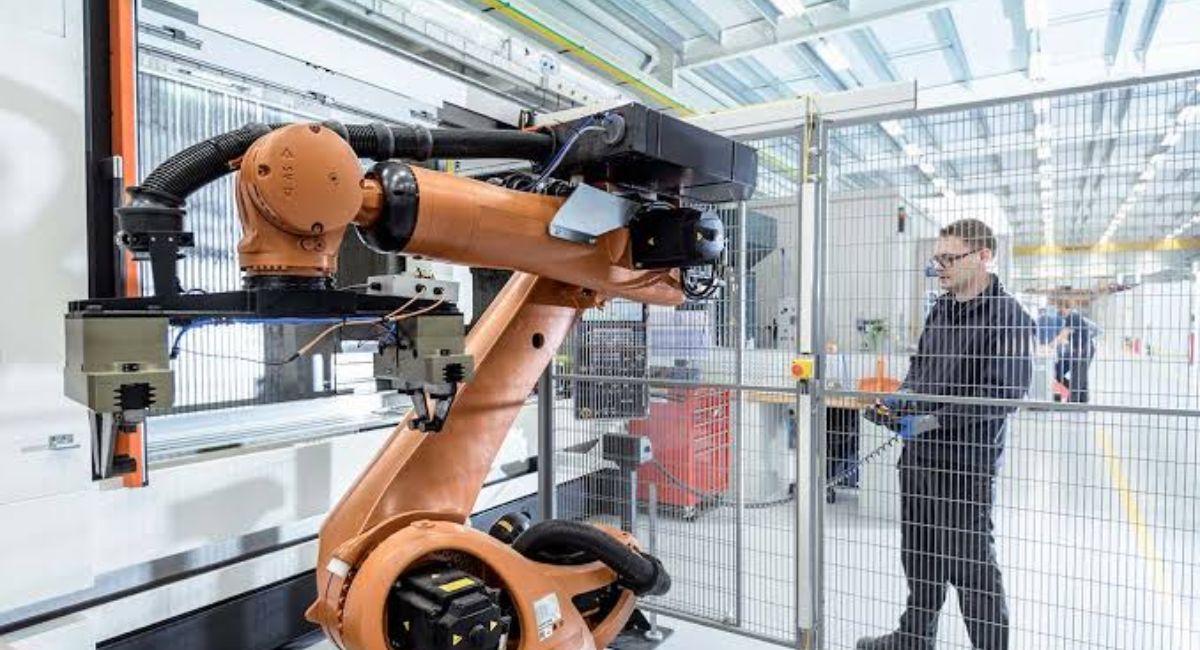 Avance de la IA y la robótica podría disminuir la jornada laboral y una jubilación temprana, afirma Bill Gates