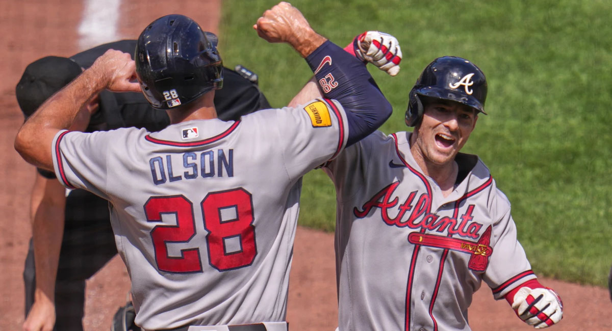 Olson y Yastrzemski celebran el triunfo de los Braves