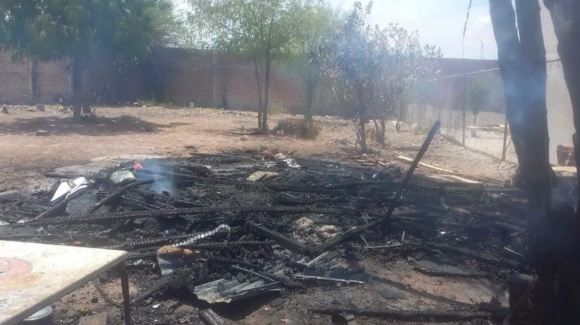Familia de Navojoa pierde su casa durante incendio; pide el apoyo de la ciudadanía