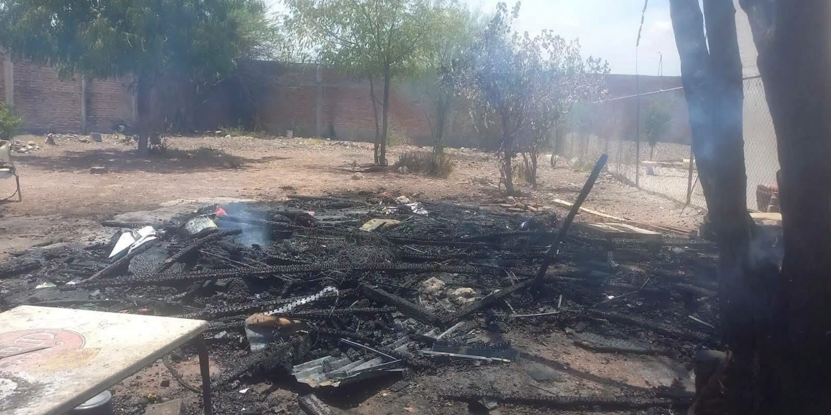 Familia de Navojoa pierde su casa en un incendio, pide el apoyo de la ciudadanía
