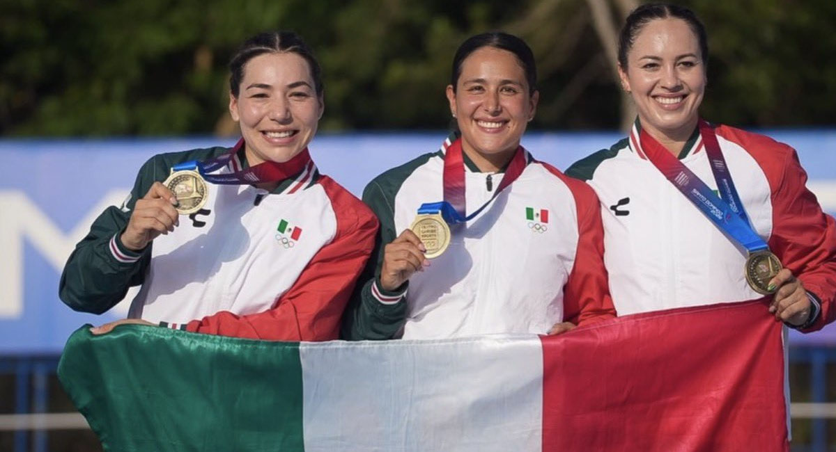 Las ciclistas tricolores posan orgullosas con sus medallas de oro