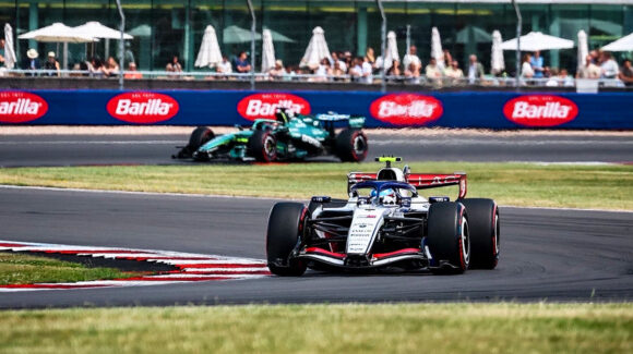 Cadillac mejora y Sergio Pérez completa una sólida carrera para llevarse la P15 en Gran Bretaña