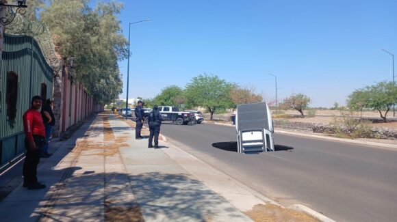 Cae pick up Toyota en un socavón sobre el bulevar Carlos Quintero Arce