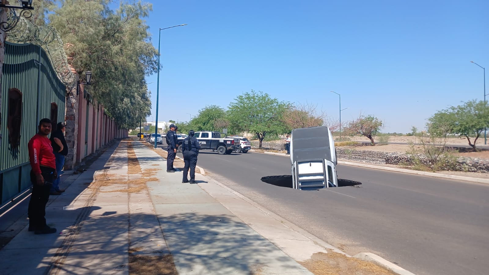 Cae pick up toyota en un socavón sobre el bulevar Carlos Quintero Arce