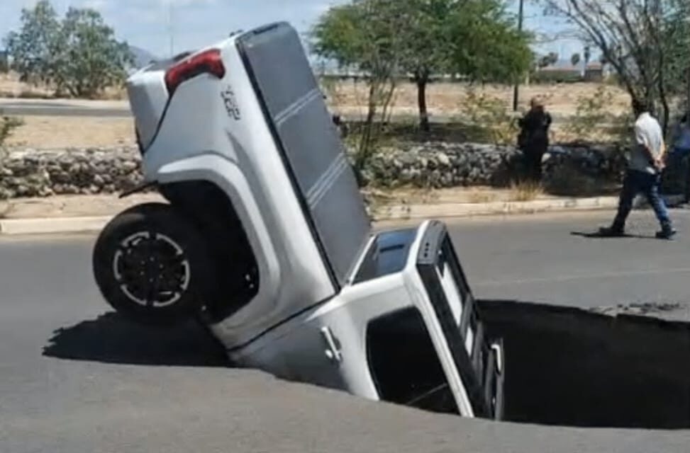 Cae pick up toyota en un socavón sobre el bulevar Carlos Quintero Arce