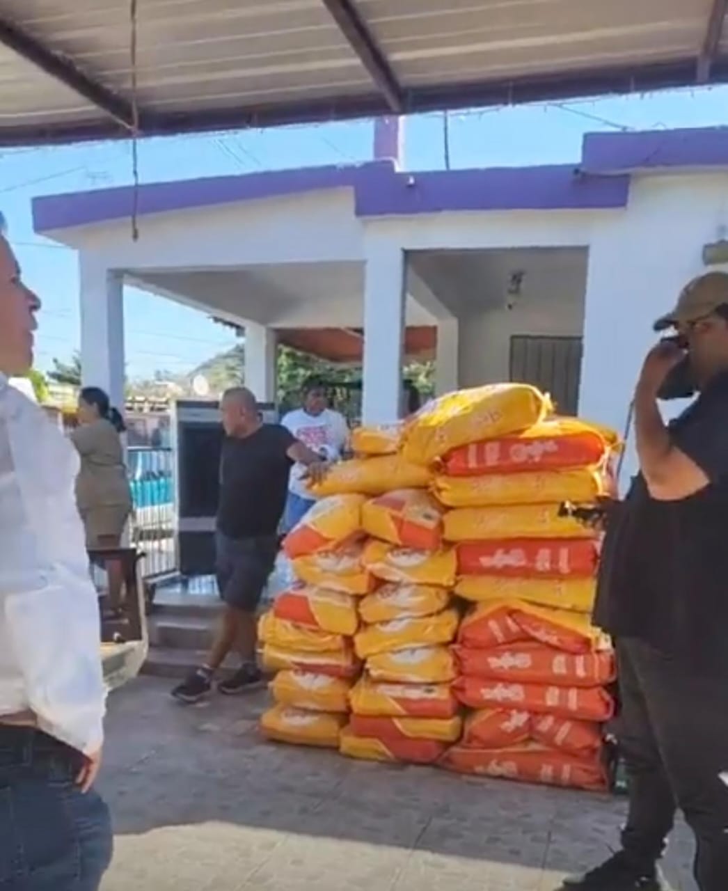 Cedes entrega croquetas a rescatistas de animales en Guaymas y Empalme