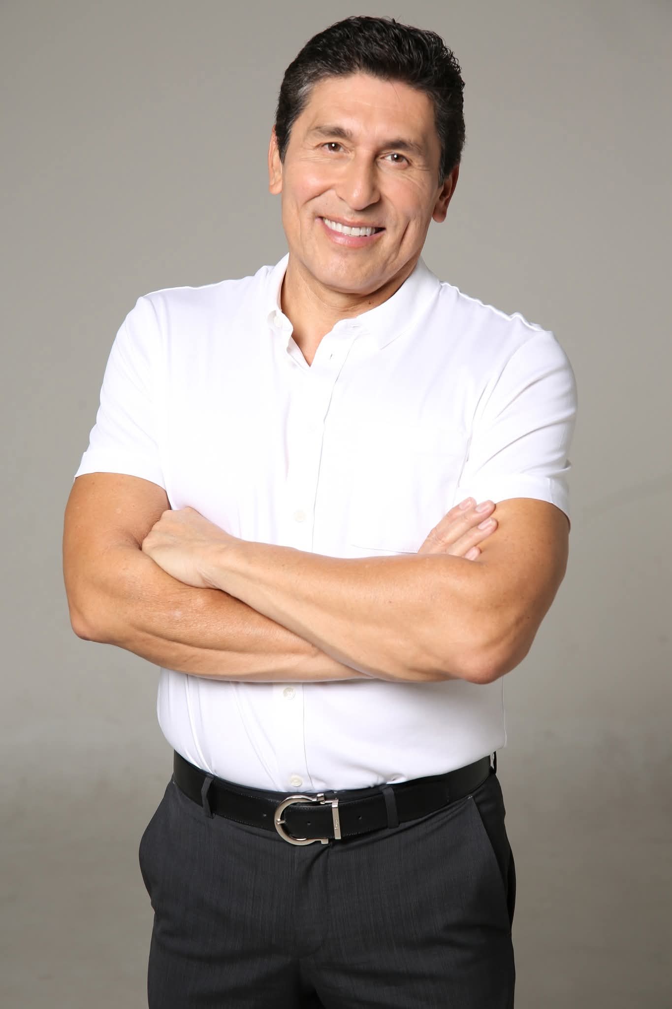 César Lozano presenta 'Felizmente Imperfectos Aumentada y Recargada' en Hermosillo