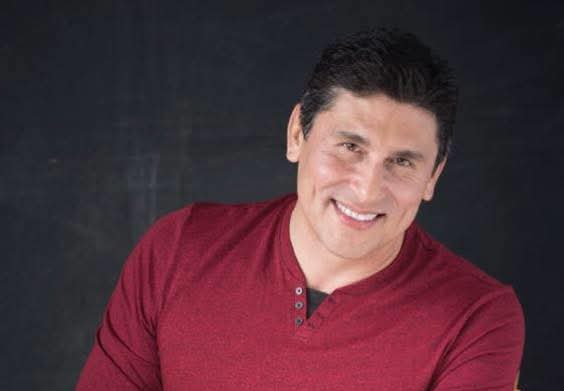César Lozano presenta 'Felizmente Imperfectos Aumentada y Recargada' en Hermosillo