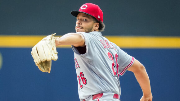 MLB: Reds evitan la barrida en Milwaukee con la décima victoria de Chase Burns