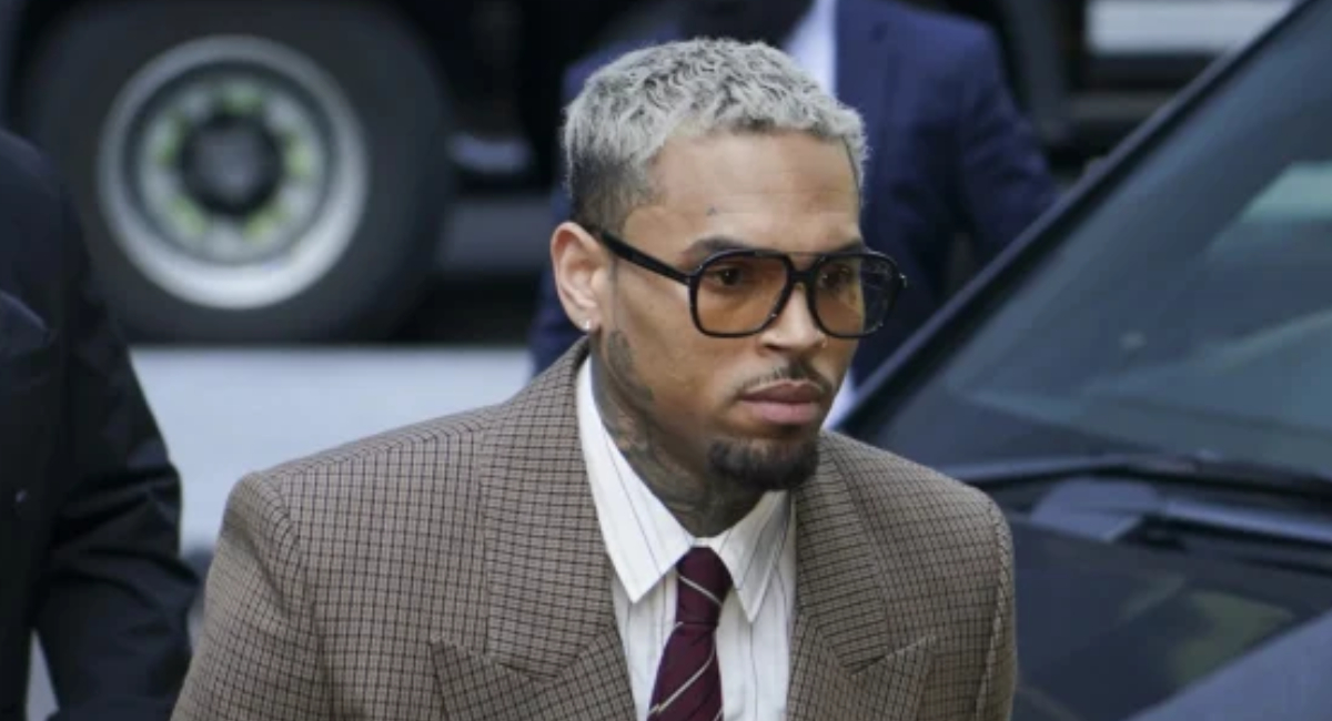 Chris Brown se declara culpable de agresión en bar de Londres