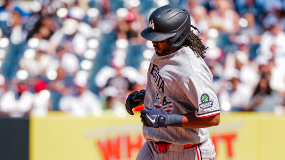 Josh Bell silencia el Yankee Stadium con 2 cuadrangulares y los Twins igualan la serie de visita
