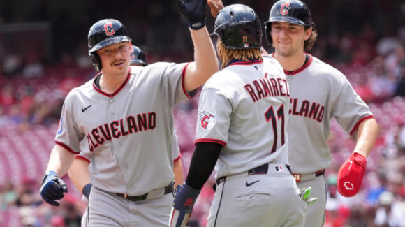 Kyle Manzardo explota con grand slam y los Guardians vencen a Cincinnati en el primero de la doble cartelera