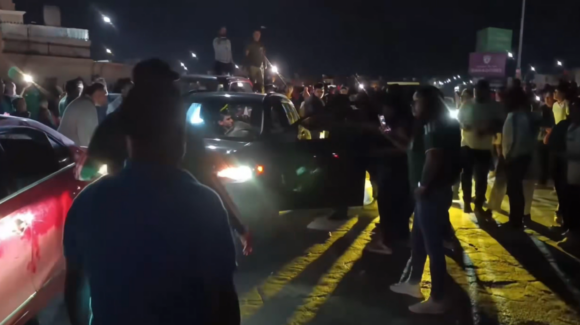 Conductor arrolla a aficionados en Hidalgo durante festejos por triunfo de México; investigan el caso