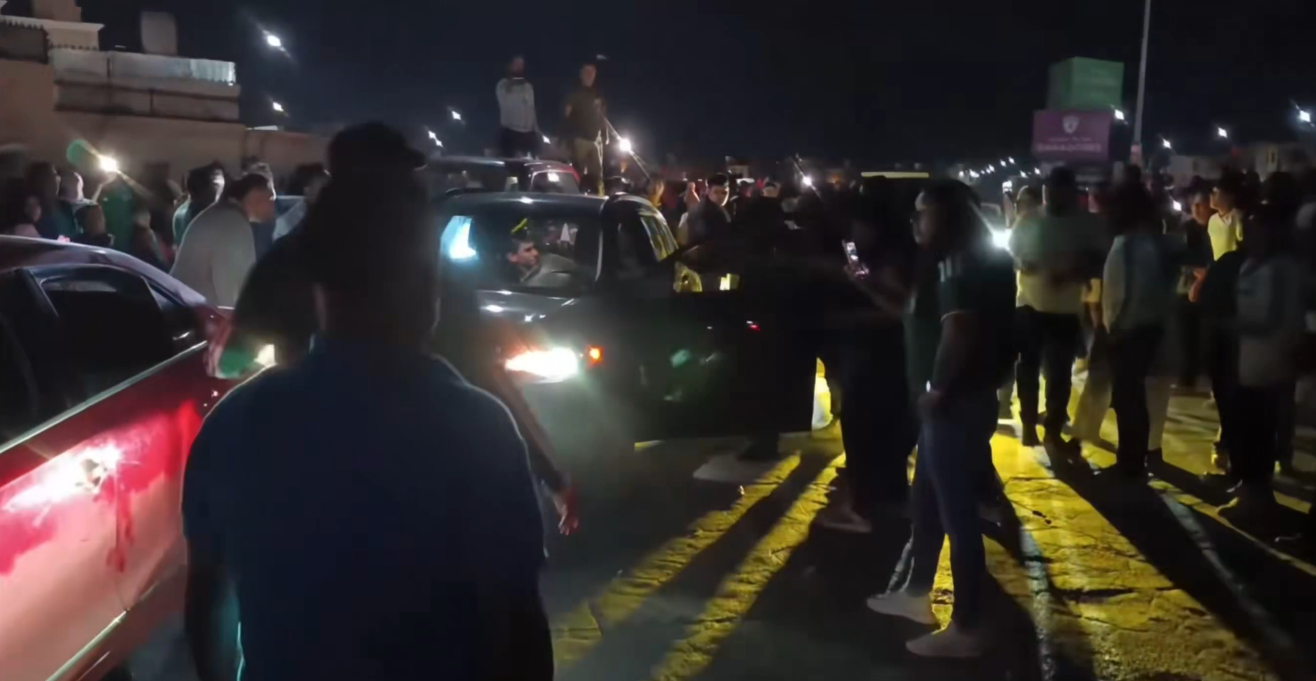 Conductor arrolla a aficionados en Hidalgo durante festejos por triunfo de México; investigan el caso