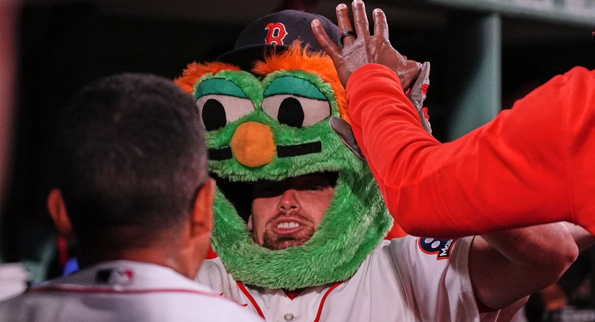El antesalista es felicitado a su llegada al dugout