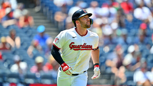 David Fry impulsa a Guardians para evitar la barrida ante Rangers con cuadrangular de tres carreras