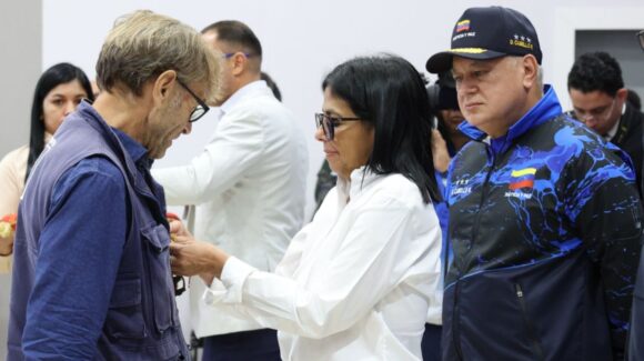 Delcy Rodríguez otorga medalla ‘Héroes de Venezuela’ a rescatistas de México y la Unión Europea