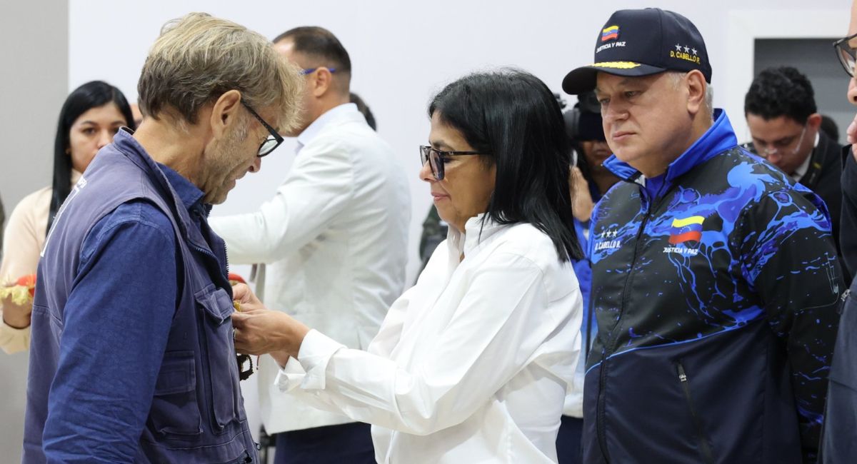 Delcy Rodríguez otorga medalla ‘Héroes de Venezuela’ a rescatistas de México y la Unión Europea