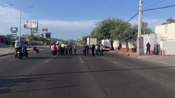Derechohabientes bloquean de calles por falta de servicio en clínica del Issste en Hermosillo